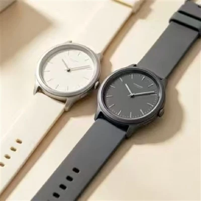 Reloj redondo con correa de silicona.